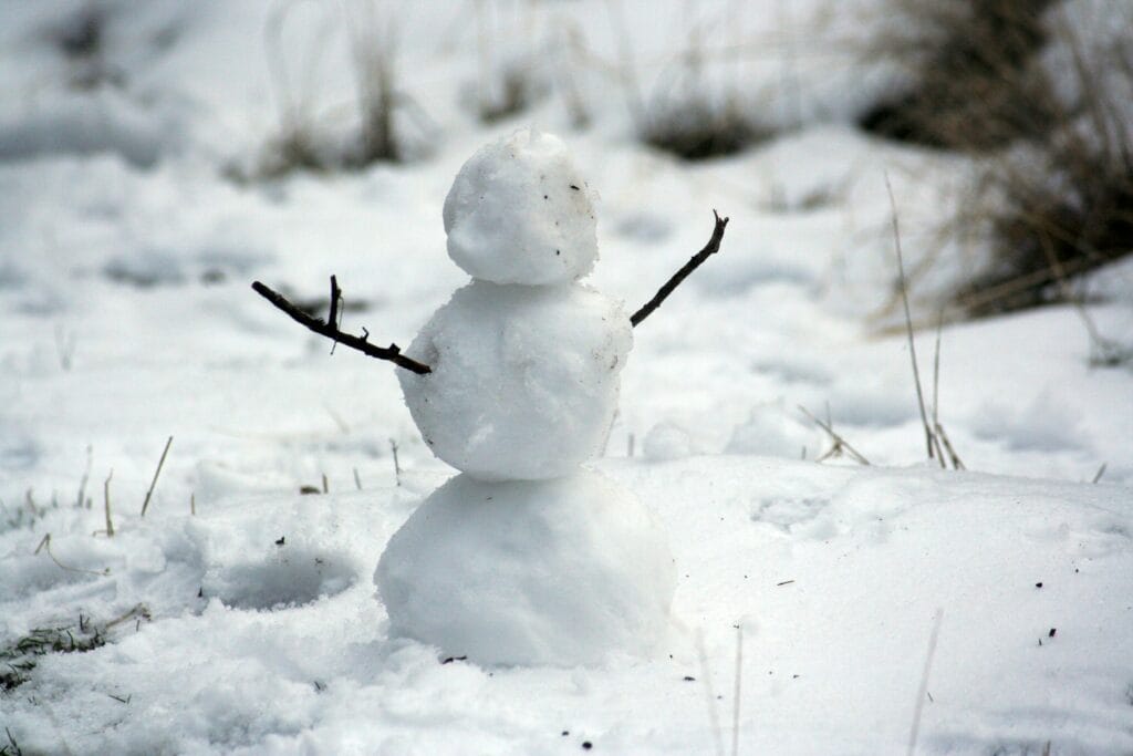 Brace Yourself for Airdrie's Winter: Smart Snow Shovelling Strategies 1 nathan wolfe rtMiBkMCOsw unsplash